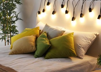 Lichterkette über dem Bett