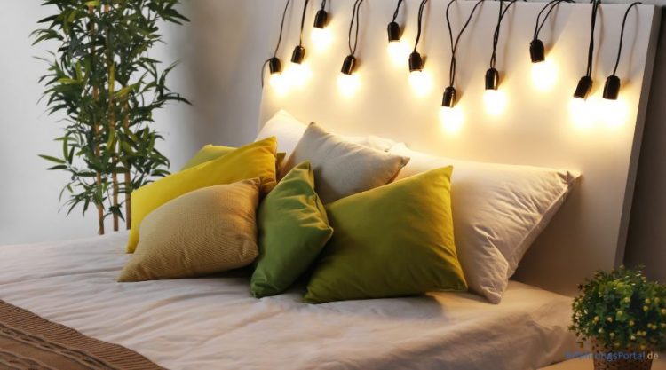 Lichterkette über dem Bett