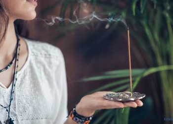 Frau mit Räucherstäbchen