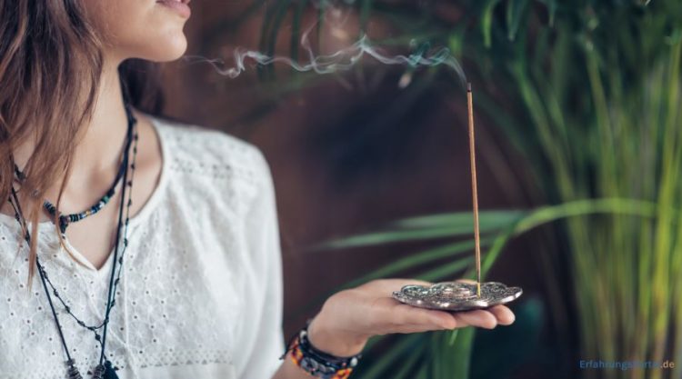 Frau mit Räucherstäbchen