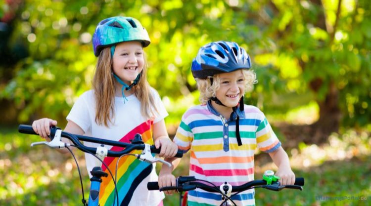 Kinder mit Fahrradhelm und Kinderfahrrad
