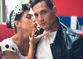 Frau gibt Mann einen Kuss auf die Wange