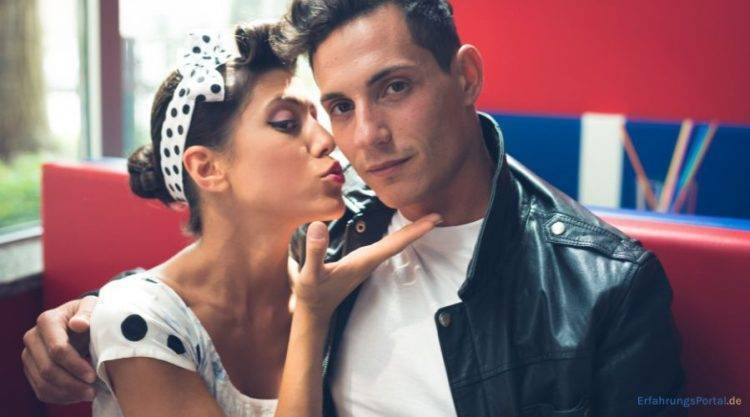 Frau gibt Mann einen Kuss auf die Wange