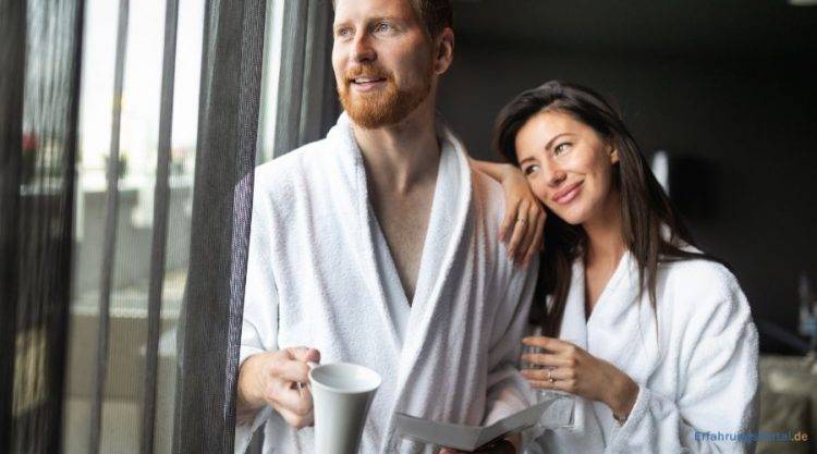 Paar im Bademantel am Fenster