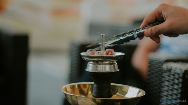 glühende Kohle auf einer Shisha