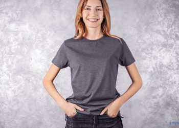 lächelnde Frau mit T-Shirt