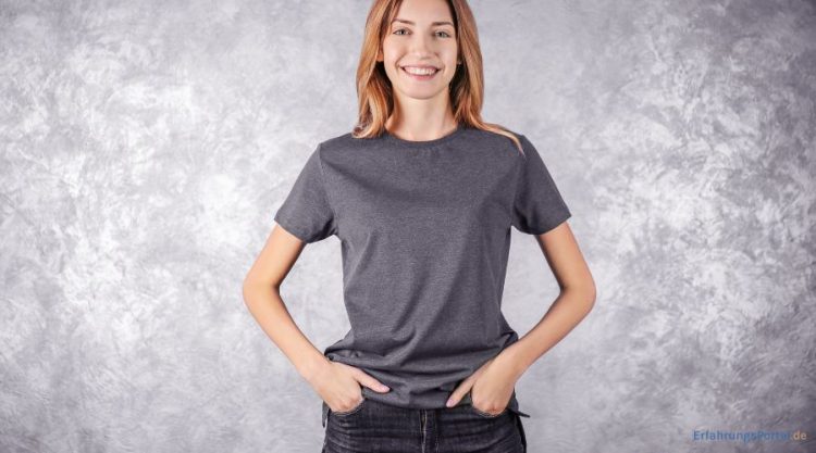 lächelnde Frau mit T-Shirt