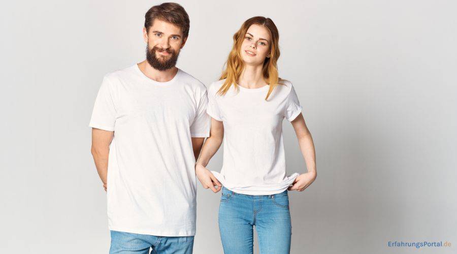 Mann und Frau tragen weiße T-Shirts