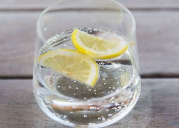 Glas mit Wasser und Zitrone