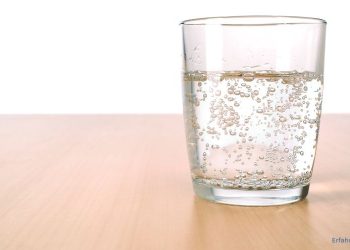 Ein Glas Wasser mit Kohlensäure