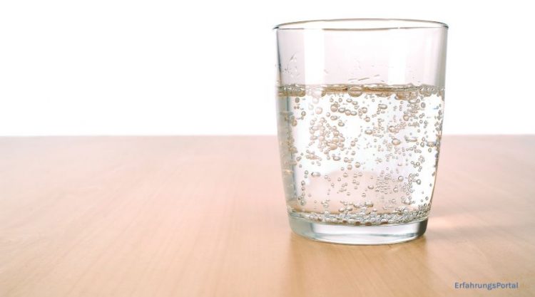 Ein Glas Wasser mit Kohlensäure