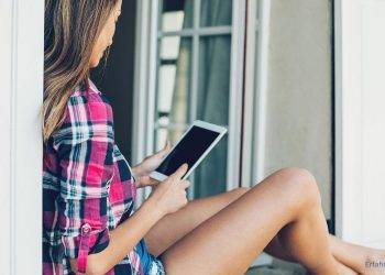 Frau liest digitale Inhalte