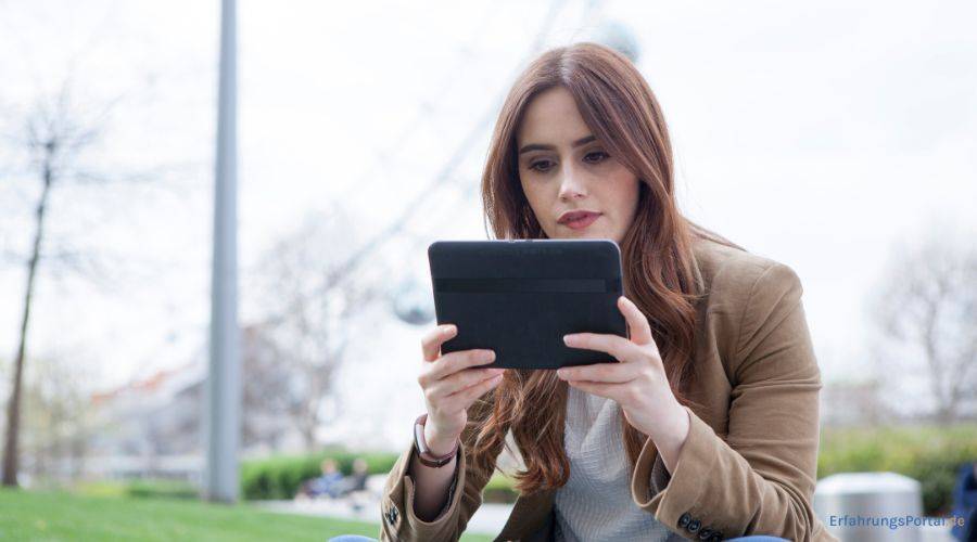 Frau liest etwas auf einem Tablet