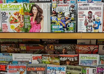 Zeitschriften im Regal