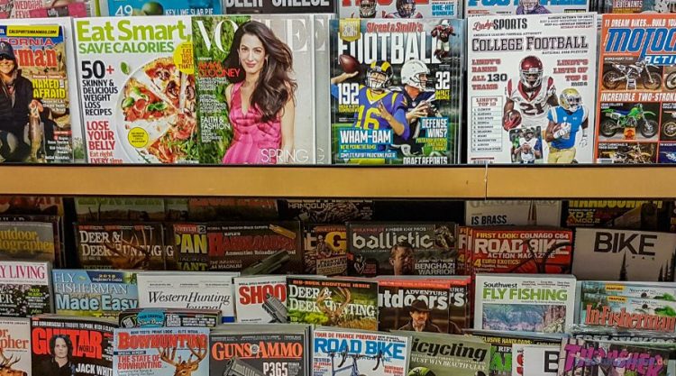 Zeitschriften im Regal