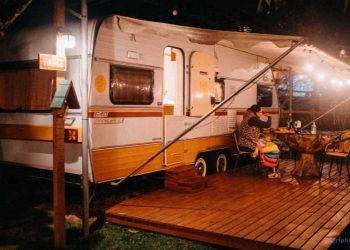 Wohnwagen mit Sonnenschutz