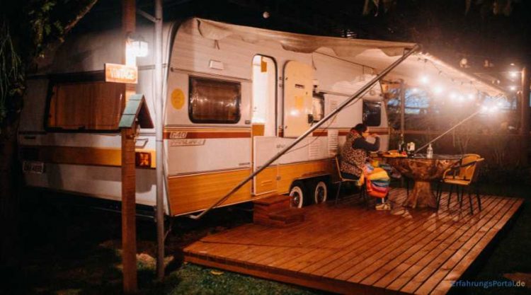Wohnwagen mit Sonnenschutz