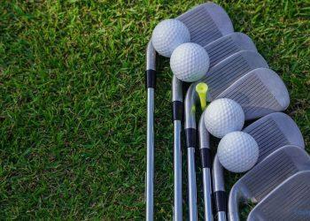 Golfschläger mit Golfbällen