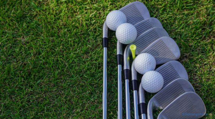 Golfschläger mit Golfbällen