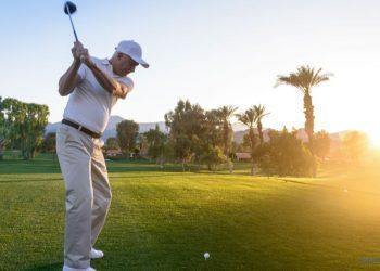 golfen bei Sonnenuntergang