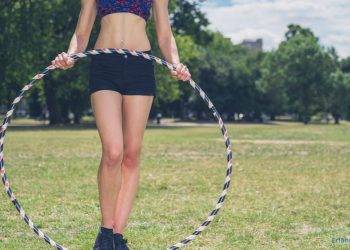 Frau mit Hula Hoop Reifen