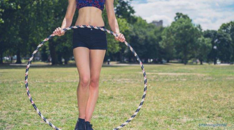Frau mit Hula Hoop Reifen