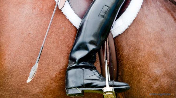 Reitstiefel aus Leder im Steigbügel