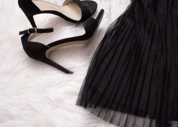 Pliseerock mit High Heels