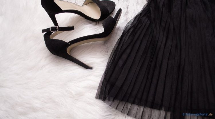 Pliseerock mit High Heels