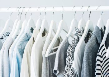 Kleidungsstücke auf Kleiderbügel