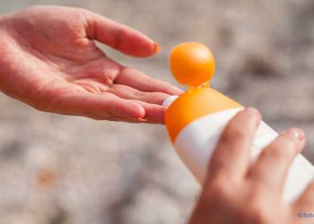 Sonnencreme auf der Hand