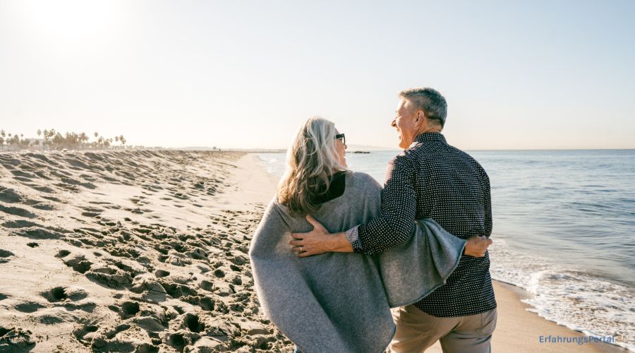 älteres Ehepaar spaziert am Strand