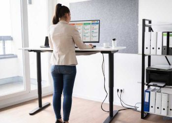 höhenverstellbarer Schreibtisch