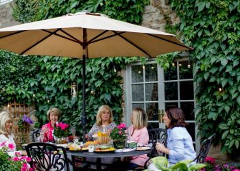 Menschen unter einem Sonnenschirm