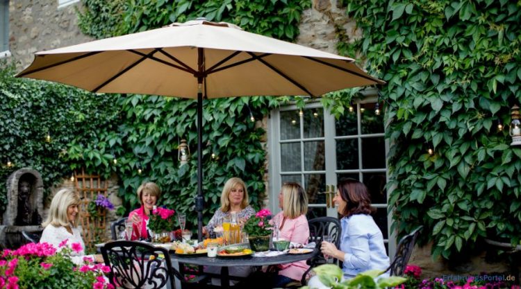 Menschen unter einem Sonnenschirm