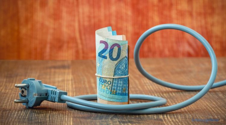 Geldschein mit Stromkabel umwickelt