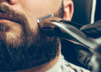 Mann wird mit Rasierer rasiert