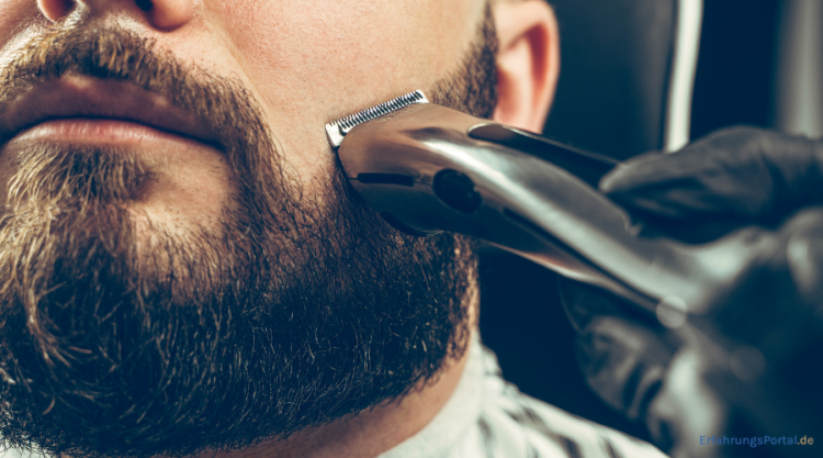 Mann wird mit Rasierer rasiert