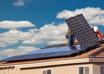 Solarmodule werden installiert