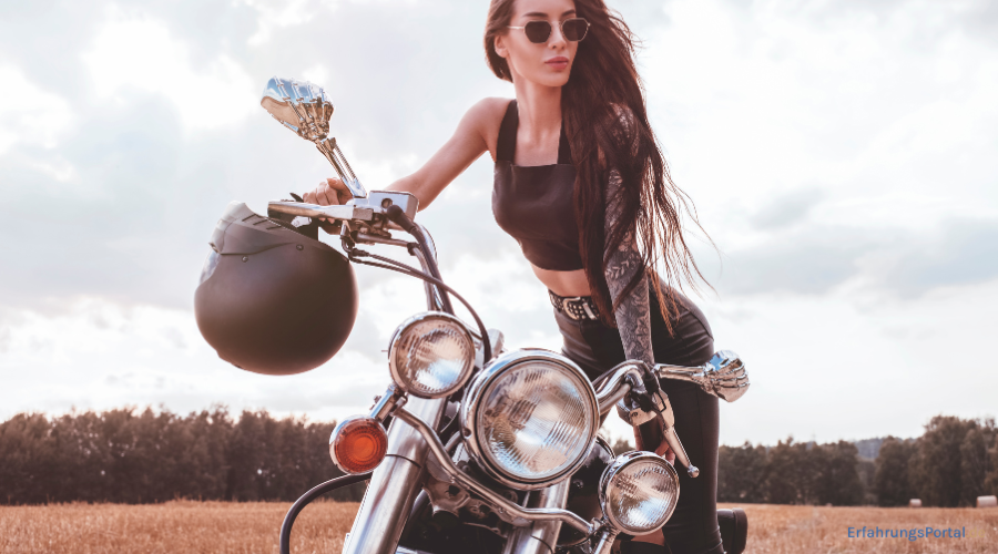 Frau auf einem Motorrad und Sonnenbrille