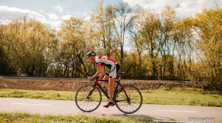 Mann fährt Rennrad