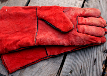 rote Schweißerhandschuhe