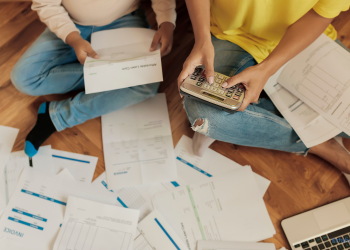 Rechnungen auf dem Boden verteilt