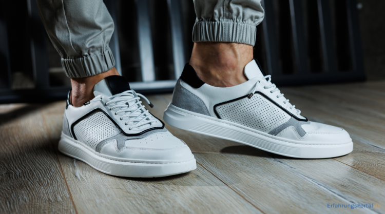 Mann trägt Sneaker
