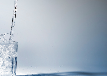 Wasser wird in ein Glas gefüllt