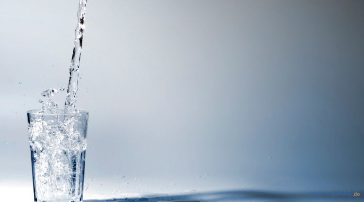 Wasser wird in ein Glas gefüllt