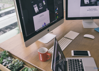 Schreibtisch mit Kabelführung