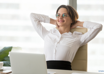 zufriedene Frau bei der Arbeit