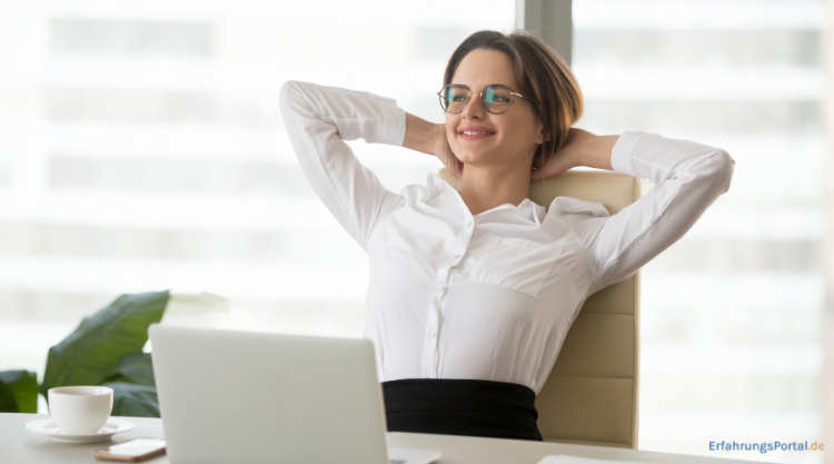 zufriedene Frau bei der Arbeit