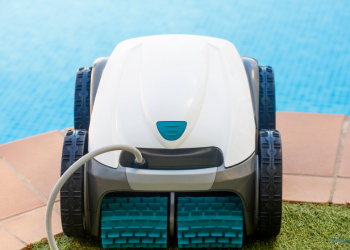 Poolroboter vor dem Pool